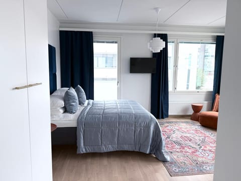 Bed, TV and multimedia, Bedroom