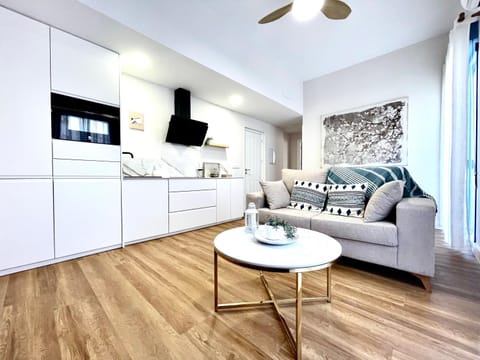 TV and multimedia, Kitchen or kitchenette, Living room, Seating area, Dining area, stove