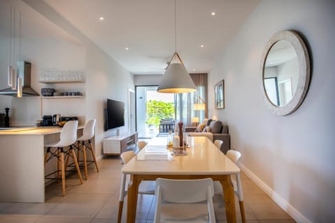 TV and multimedia, Kitchen or kitchenette, Living room, Seating area, Dining area