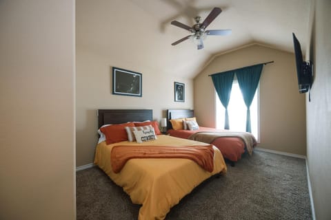 5BD - Backyard - Pool Access - 5 Mins to Texas A&M House in College Station