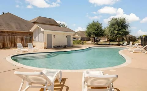 5BD - Backyard - Pool Access - 5 Mins to Texas A&M House in College Station