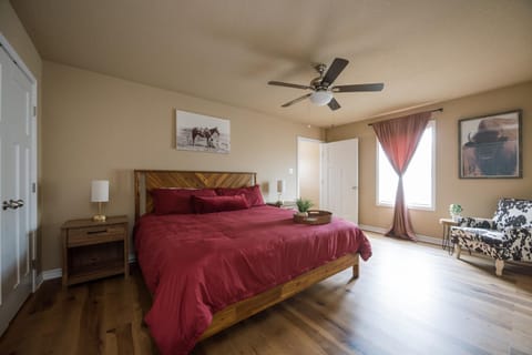 5BD - Backyard - Pool Access - 5 Mins to Texas A&M House in College Station