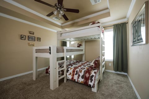 5BD - Backyard - Pool Access - 5 Mins to Texas A&M House in College Station