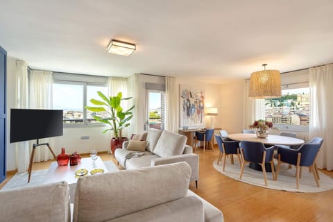 Communal lounge/ TV room, TV and multimedia, Living room, Seating area, Dining area, City view, heating, air conditioner
