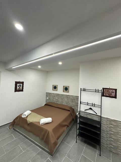 Photo of the whole room, Bedroom, towels