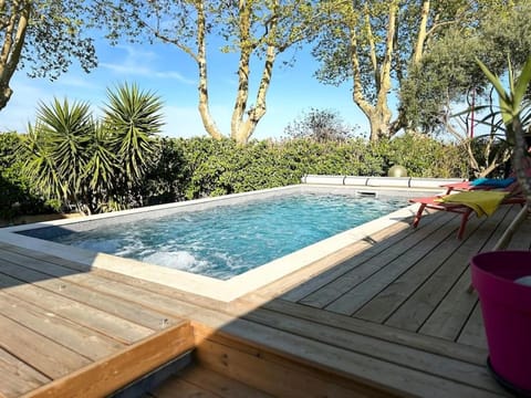 Day, Natural landscape, Garden, Garden view, Swimming pool, sunbed