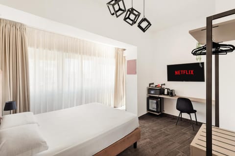 Bed, TV and multimedia, Photo of the whole room, Bedroom