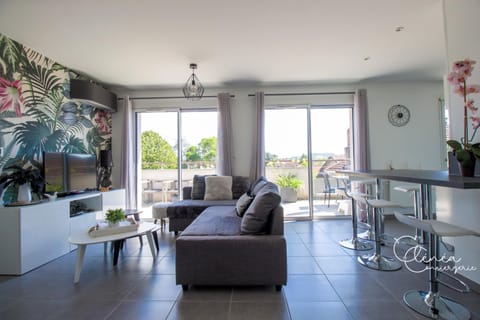 TV and multimedia, Living room, Dining area, air conditioner