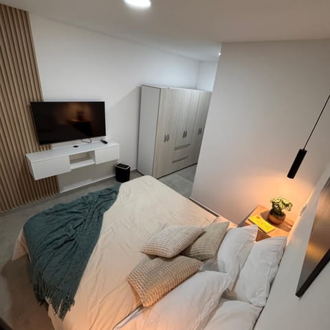 Bed, TV and multimedia, Photo of the whole room, Evening entertainment, Bedroom, wardrobe