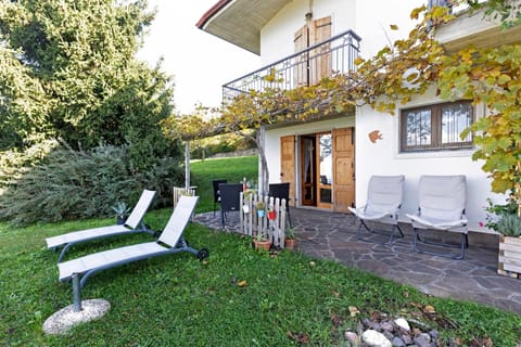Monoroom With Garden And Lake View Apartment in San Zeno di Montagna