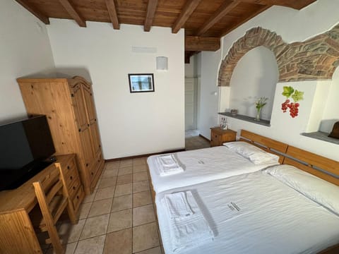 Bed, TV and multimedia, Photo of the whole room, Bedroom, wardrobe