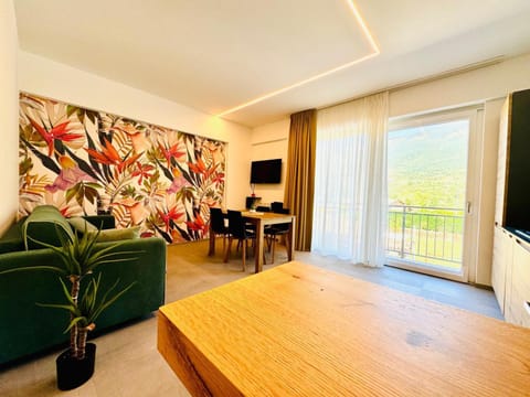 Living room, Photo of the whole room, Seating area, Dining area, Evening entertainment