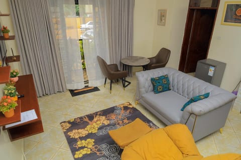 Communal lounge/ TV room, TV and multimedia, Balcony/Terrace, Living room, Seating area, Dining area, Parking