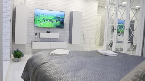 Bed, Bathroom, TV and multimedia, Photo of the whole room, Bedroom, towels