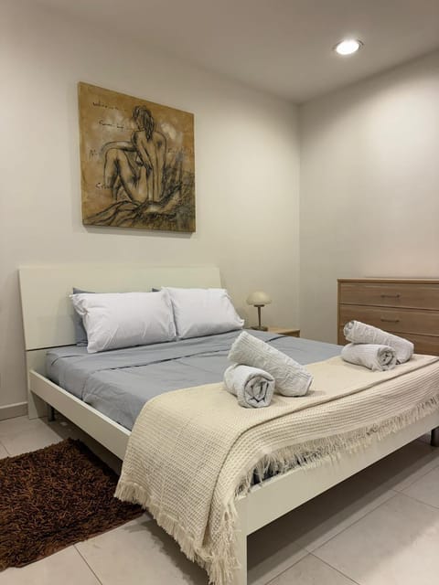 Bed, Bedroom, towels