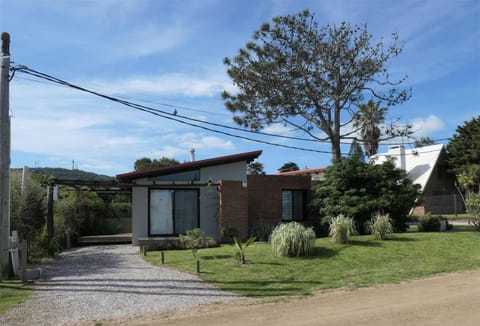 Property building, Neighbourhood, Garden, Parking