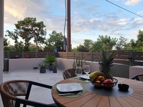 Patio, Garden, View (from property/room), Balcony/Terrace, Seating area, Dining area, Garden view
