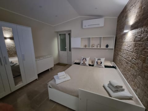 Bed, Bedroom, towels, air conditioner