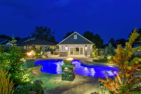 Luxury Oasis Heated Pool, Hot Tub, BBQ House in Omaha