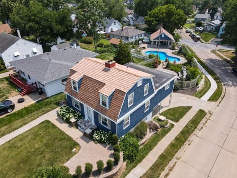 Luxury Oasis Heated Pool, Hot Tub, BBQ House in Omaha