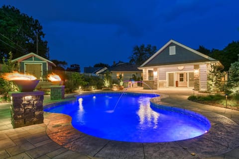Luxury Oasis Heated Pool, Hot Tub, BBQ House in Omaha