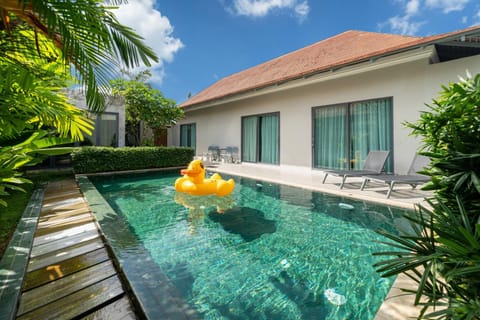 Property building, Day, Garden, Pool view, Swimming pool, sunbed