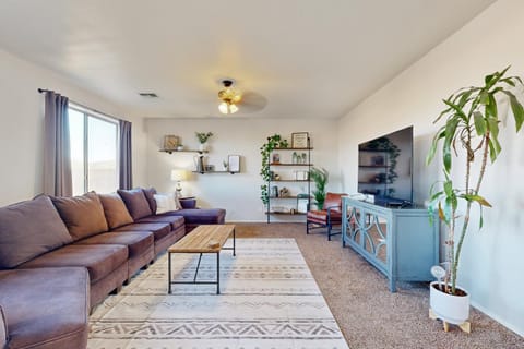 Hot Tub and Game Room Poolside Paradise in Phoenix! House in Laveen Village