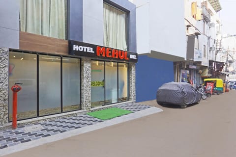 Property building, Day, Neighbourhood, City view, Street view, Location, Parking