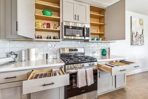 Texan Oasis, minutes from COTA, Airport, and all Austin has to offer! House in Austin