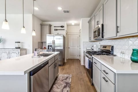 Texan Oasis, minutes from COTA, Airport, and all Austin has to offer! House in Austin