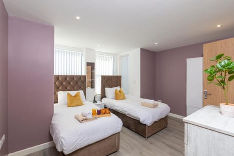 Shower, Bed, Photo of the whole room, Bedroom