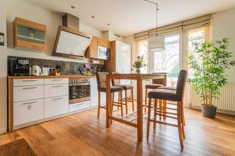Kitchen or kitchenette, Living room, Seating area