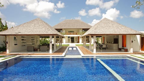 Property building, Day, Pool view, Swimming pool, sunbed