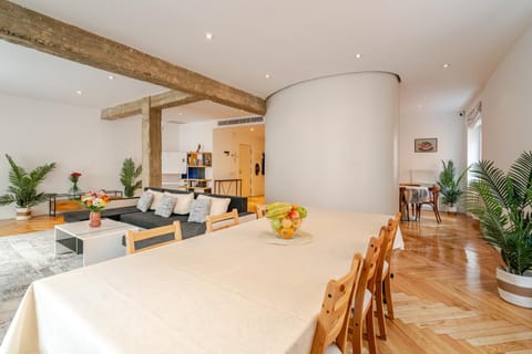 Dining area, Food