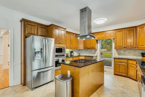 Atlanta 5BR Luxe Pool Retreat,Sleeps 12 House in Conyers