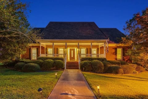 Atlanta 5BR Luxe Pool Retreat,Sleeps 12 House in Conyers