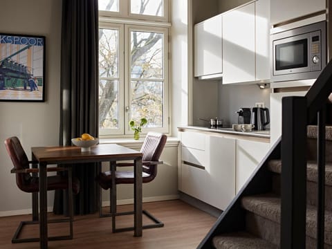 Kitchen or kitchenette, Seating area, Dining area, minibar, stove, toaster