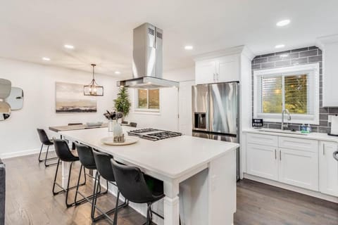 Spacious Decatur Home Sleeps 12, Work-Ready House in Belvedere Park