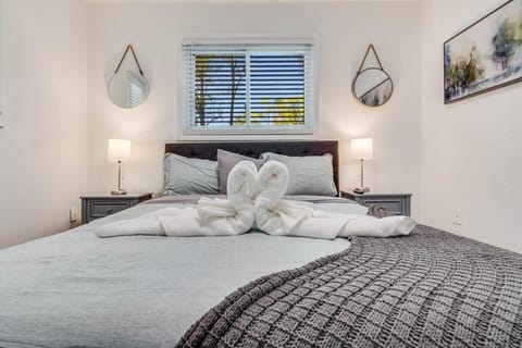 Spacious Decatur Home Sleeps 12, Work-Ready House in Belvedere Park