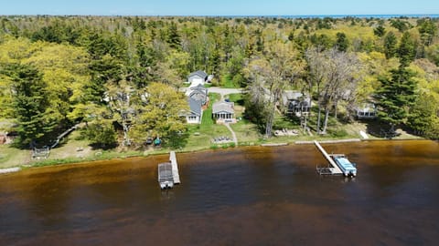 Loon Lodge - Lakefront with Private Dock! House in Oscoda Township