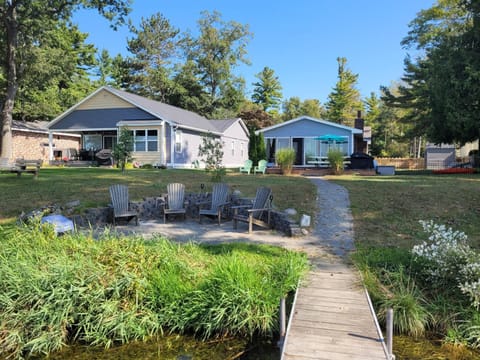 Loon Lodge - Lakefront with Private Dock! House in Oscoda Township