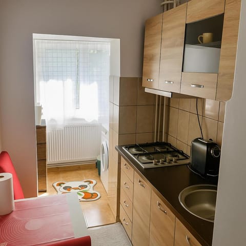 Kitchen or kitchenette, Dining area, minibar, stove