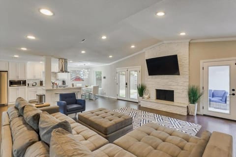 Your Modern and Bright Home w Private Pool House in Farmers Branch