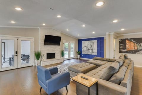 Your Modern and Bright Home w Private Pool House in Farmers Branch