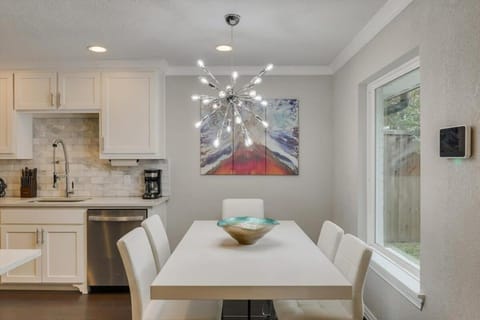 Your Modern and Bright Home w Private Pool House in Farmers Branch