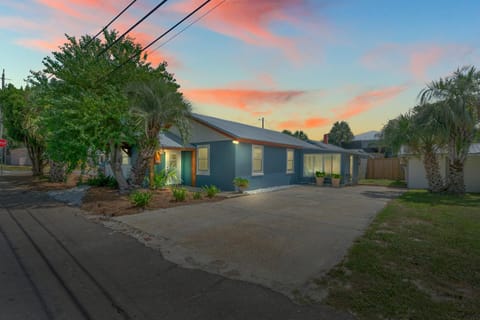 Lost Pearl - Charming 1940s Beach Cottage, 1 Block to Private Beach Access, FREE Daily Activities, and More House in Panama City Beach