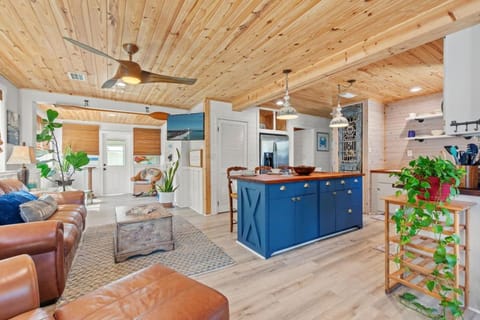 Lost Pearl - Charming 1940s Beach Cottage, 1 Block to Private Beach Access, FREE Daily Activities, and More House in Panama City Beach