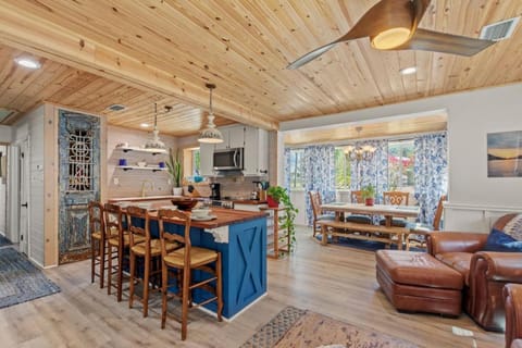 Lost Pearl - Charming 1940s Beach Cottage, 1 Block to Private Beach Access, FREE Daily Activities, and More House in Panama City Beach