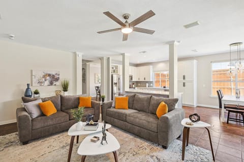 5BD Vacation Retreat - Pool Patio Cinema House in Lake Dallas