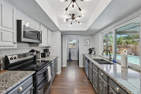 Modern & Chic 4BD,2BA - Pool, Hot Tub, BBQ Grill House in Carrollton